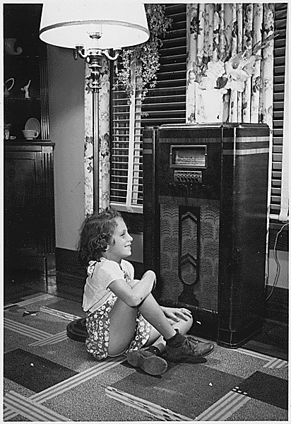 Girl_listening_to_radio